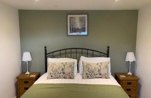 The Granary at Pentregaer Ucha, tennis court & lake. - Foto 6