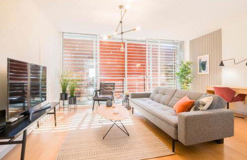 HomeForGuest Design Attic Apartment FREE Parking - Foto 1