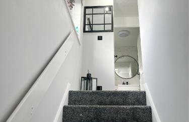 Stunning apartment in Beckton with Private Entrance - Photo 4