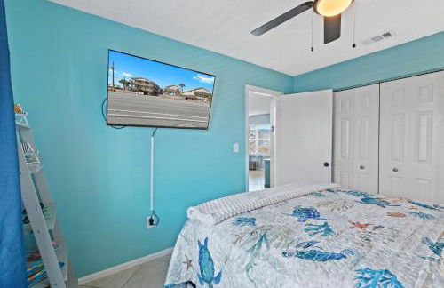 2BR Retreat with Pool, Near Beach and The Hangout - Photo 11