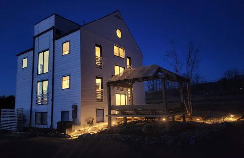 the Sugar Cube, a stunning, spacious, and modern villa with an orchard maze - Foto 35