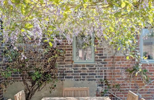 Shires Barn Farmhouse - Westbourne - Photo 36