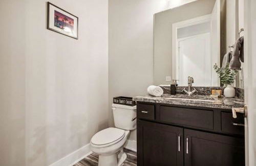 Private Home with Rooftop Game Room near Downtown - Foto 17