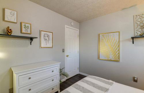 Updated Townhome Near Airport and Shopping! - Foto 20