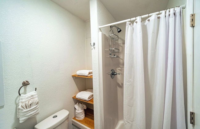 White Oak Landing Spacious 6 BDR w/ Boat Slip! - Photo 25