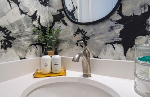 Stone Flora 2BR Condo Near Downtown and Bay - Photo 26