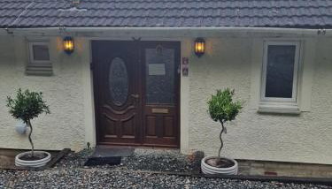 WATERSIDE 3 BED COTTAGE, HOT TUB, SAUNA, PVT BEACH - Foto 3