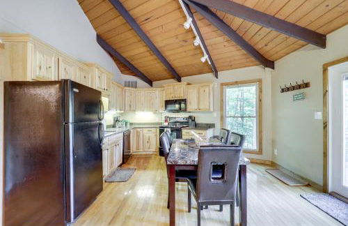 2 Mi to Skiing! Wooded Beech Mtn Retreat with Decks - Foto 11