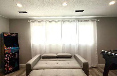 4 Bedrooms and 5 Beds with Game Room Only 5 min Drive to College and Perfect for Family's - Foto 52