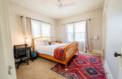 Work Desk- FirePit-Pool-Steps to UofA - Foto 8