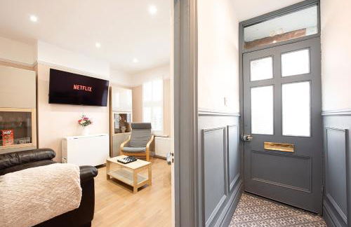 Victorian 2 Bedroom Flat, King Beds, Free WiFi, Near Shops & Transport, E17 - Foto 10