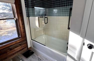 Elegant Western-Style Vacation Rental with Mountain Views near Madison River in Ennis, Montana - Foto 23