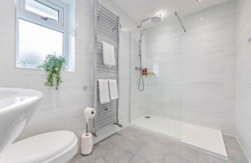 Spacious 3-Bed Home with Driveway Parking - Gloucester - Foto 11