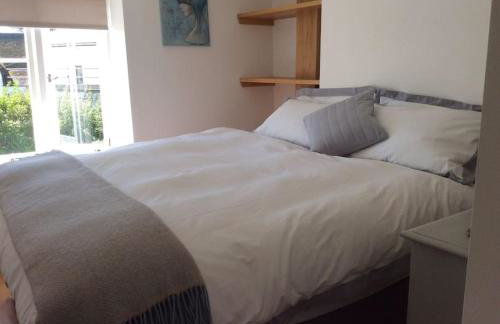 Lovely Cottage by Coastal Footpath & Surf Beaches! - Photo 26