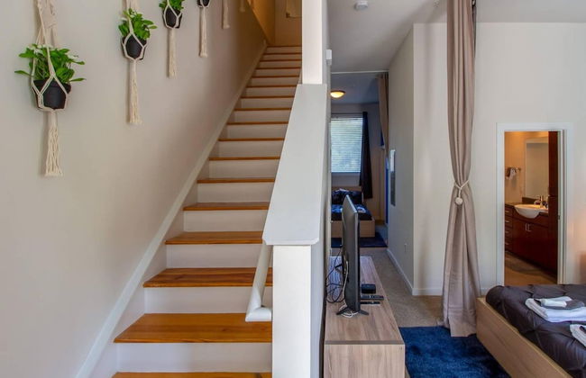 Vibrant 2-Story Apartment with Apple TV - Foto 8