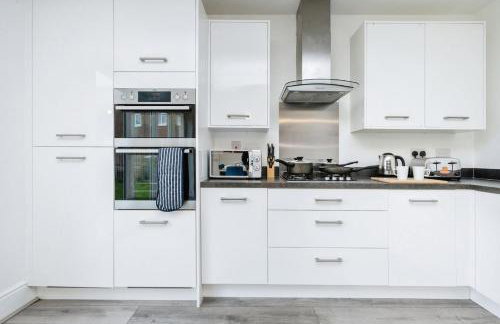 Spacious Luton Home Sleeps 8 - Foto 3