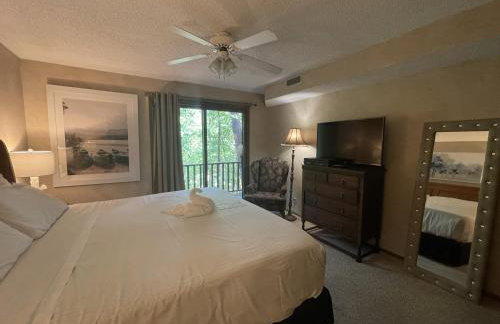 Forest view, log-sided two bedroom, two bath condo on Lake Ouachita, condo - Foto 12