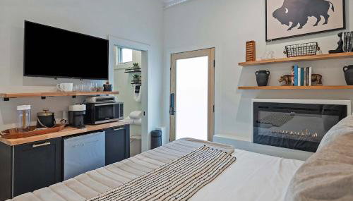 Stylish King Suite-FP-Hot Tub-Walk to All In OT - Foto 2