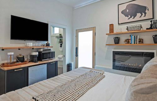 Stylish King Suite-FP-Hot Tub-Walk to All In OT - Foto 2