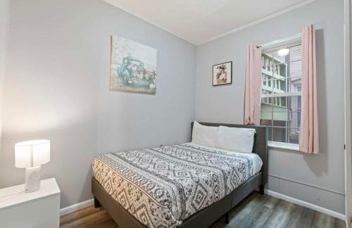 Escape to Raleigh Ave Glamour - Steps to the Beach - Foto 18