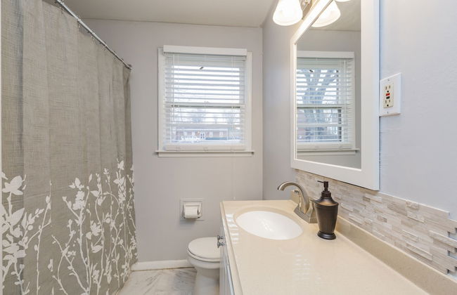 Savor the Homey Vibe at a Chilled Nest Five Min Downtown - Foto 23