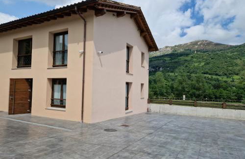 Apartamentos Villa de Panes - La Plaza - Foto 2