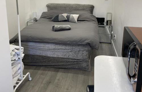 1 Bed Studio - Sleeps 2 - Smoking - Parking - Wifi - Foto 9