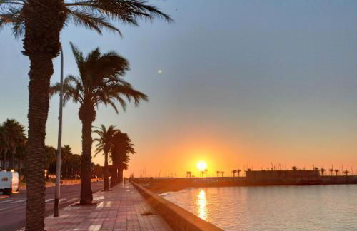 1ª linea reformado y perfecta ubicacion frente al puerto deportivo - Foto 4