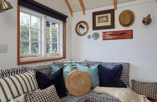The Cabana Luxury Award Winning Tiny Home with Hot Tub and Private Garden 2 mins Walk to Ryde Beach - Photo 5