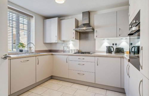 Beautiful and comfortable home away from home with free parking, fast wifi and white crisp hotel standard linen hosted by Our Home Short Stays - Photo 8