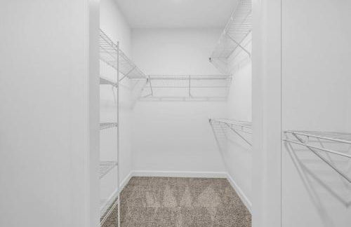 Modern High-Rise Condo in Central Downtown | Gym - Foto 17