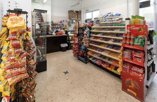 Stunning & Spacious Resort-Style Condo Across From Beach! - Foto 35