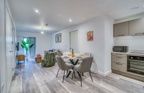 2-BR Near Salford Royal - City & Town Centre View - 1 Minute to Train & Tram Station - Sleeps 6 - Foto 21