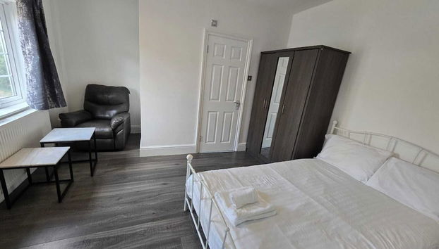 Limehouse Townhomes Modern 4 Bedroom 3-bathroom Townhome With a Private Garden - Photo 2