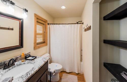 Stone's Throw Bungalow-- Hot Tub, Modern & Updated, Sleeps 2 - Foto 46