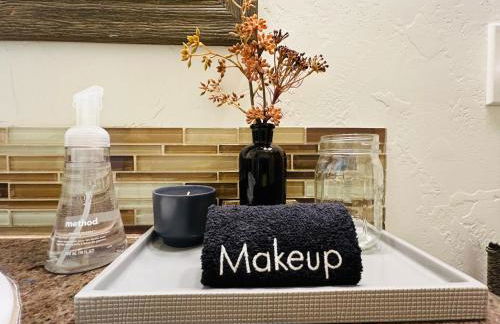 Home Sweet Idahome, feels like home with all the decor you wish you could afford King bed in master, fully fenced dog friendly yard, a few blocks from BSU and downtown Boise, Your perfect stay! - Foto 2