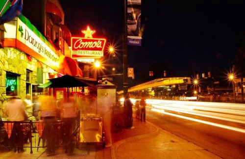 Super Cute & Cool Home with 65Inch TV 2Baths 4 Bedrooms 2King Beds BBQ Grill Fenced Backyard - Foto 30