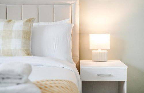 Modern 2 Bedroom House with Parking - Photo 27