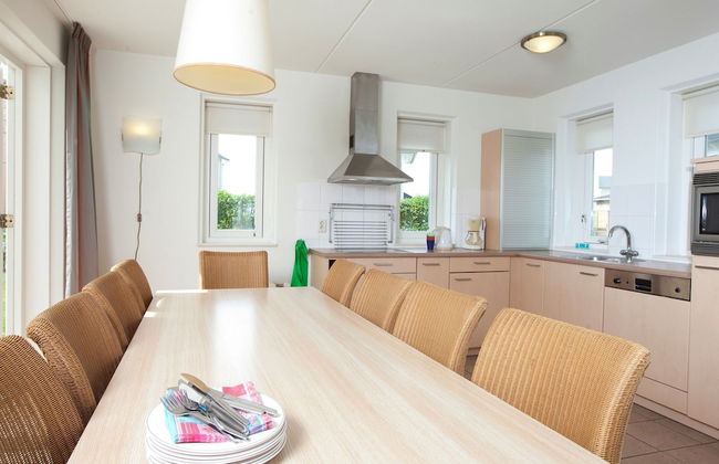 Comfortable Villa With Three Bathrooms, Near Rockanje - Photo 2