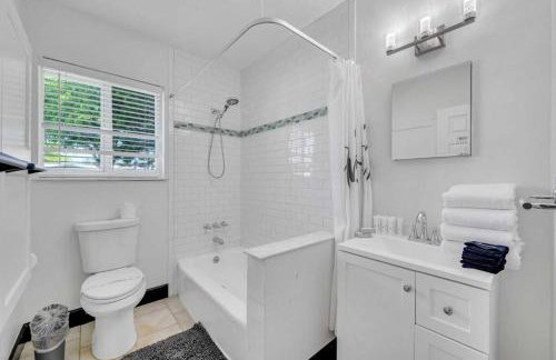 Modern Tropical Pool House North Miami Hot Tub - Foto 23