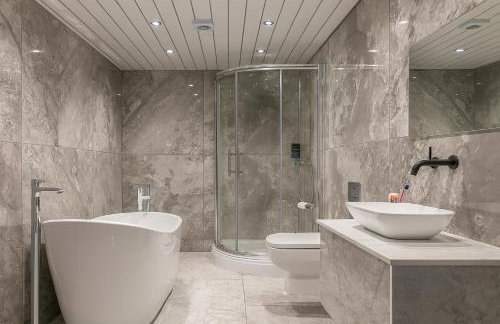 Beautiful Modern Open Plan Living With Hot Tub - Photo 7