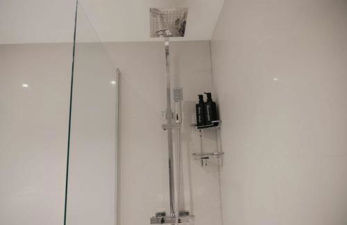 Modern Flat l Molineux 5 Min l Smart TV l WiFi l Free Parking - Foto 22