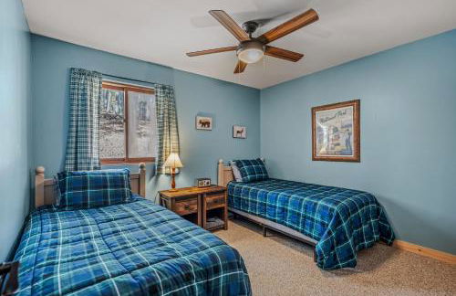 Camp Dancing Bears - Wifi, Riverfront, Pet Friendly, Fire Pit, Grill, Deck, Fishing, Games, Fireplace, King Bed - Photo 20