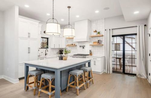 Chateau in the Village - Brand New 3BD 5BA - Foto 19