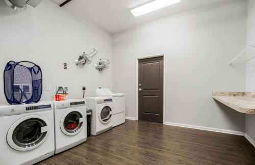 Classy 2BR-Parking, Rooftop,Near Arrowhd & TMobile - Photo 49