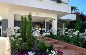 Ettore 3-bed Villa - Sleeps 6, Garden & Parking - Foto 1