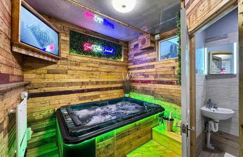 Kinky Kabin w Hot Tub, Sauna and Rooftop Garden - Foto 23