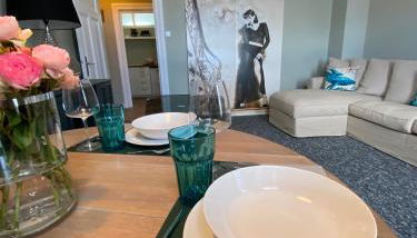 Zentraler Altbaucharme mit Blick über die Stadt - Foto 3