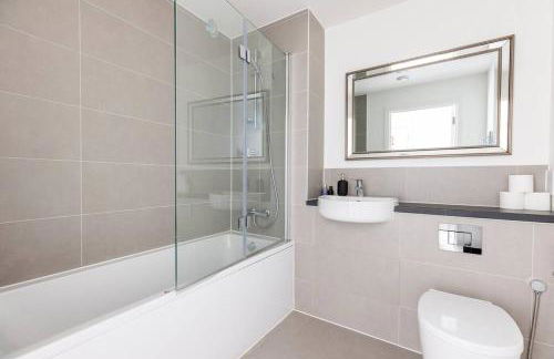 Stylish & Comfortable Top-Floor Flat in Harrow - Photo 25