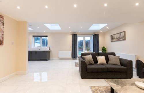 Spacious 4BR Home Walk to Station Parking - Pass the Keys - Foto 7